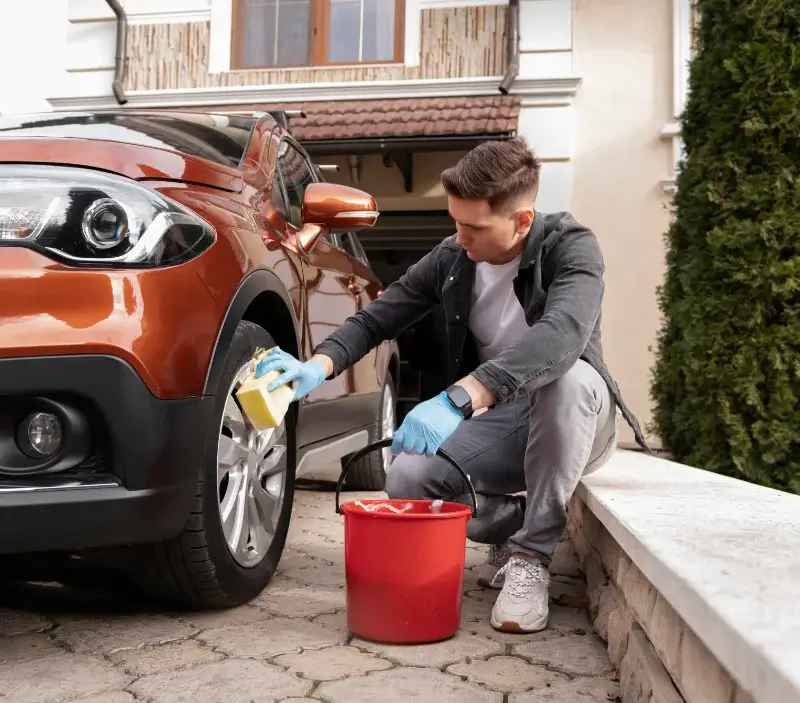 Lavage auto à domicile Saint-Aubin-le-Cloud : professionnel intervenant sur un véhicule